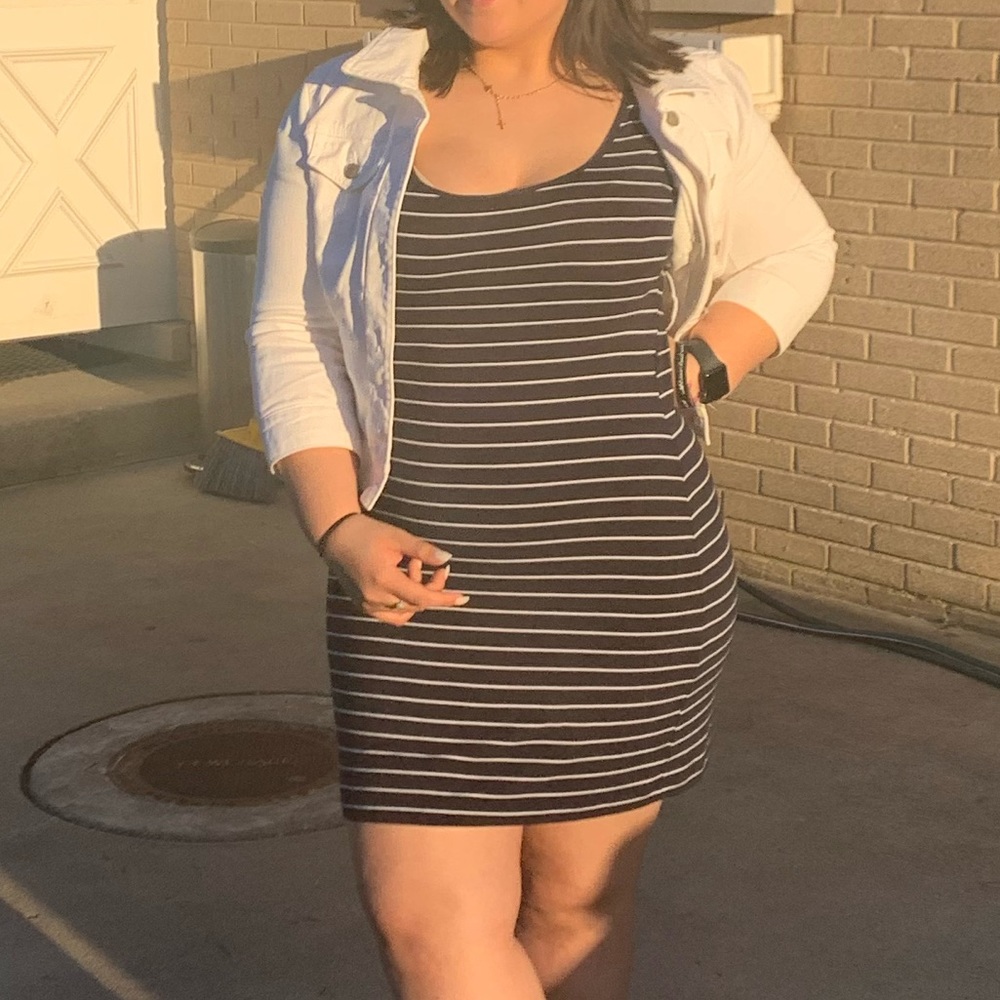 TSHIRT DRESS & WHITE JEAN JACKET